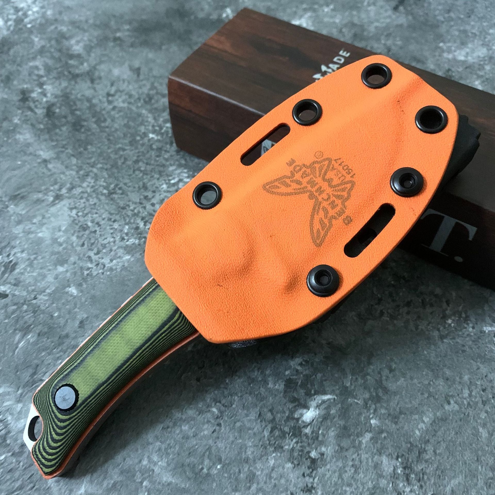 Benchmade 15017K Fixed-Blade Knife with Sheath – High-Hardness D2 Steel; Suitable for Outdoor Camping, Survival, Fishing, and Utility Tasks.