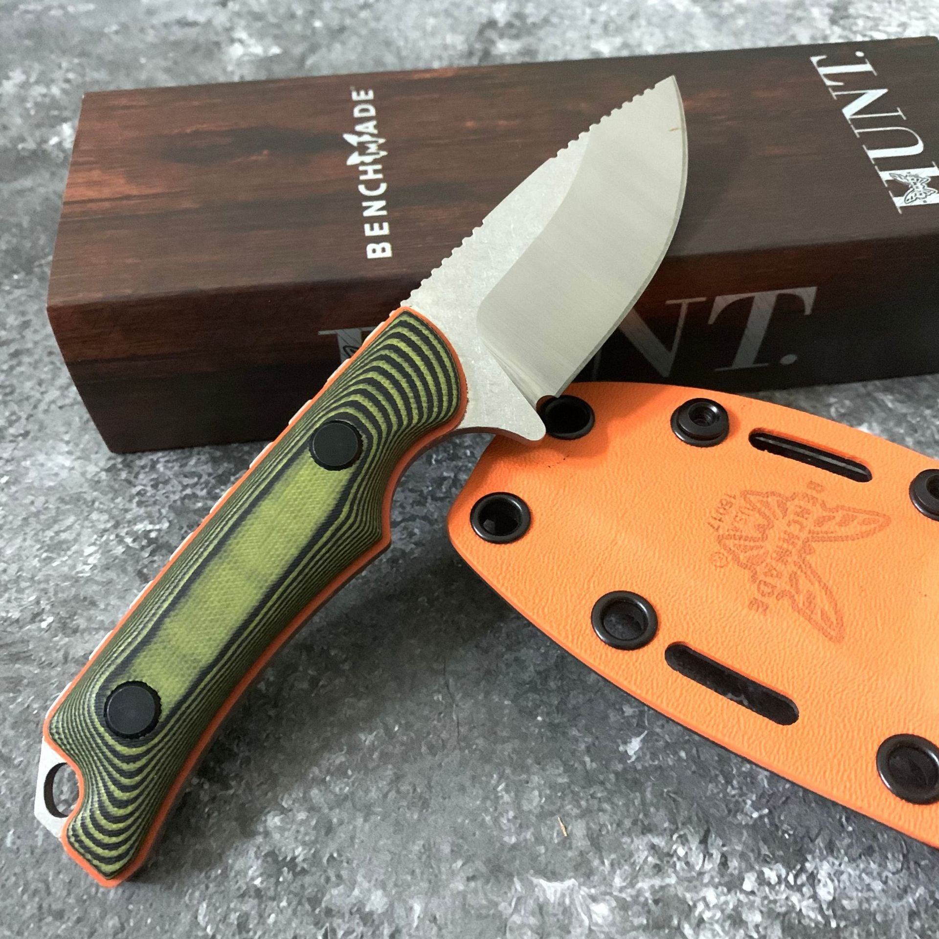 Benchmade 15017K Fixed-Blade Knife with Sheath – High-Hardness D2 Steel; Suitable for Outdoor Camping, Survival, Fishing, and Utility Tasks.